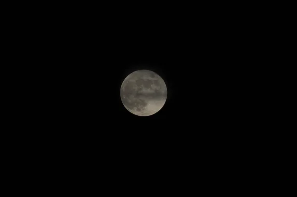 Pleine lune contre un ciel noir — Photo