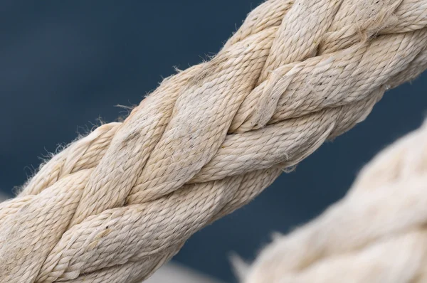 Uma corda naval em um cais — Fotografia de Stock