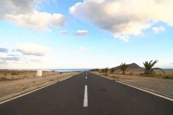 Einsame Straße in der Wüste — Stockfoto