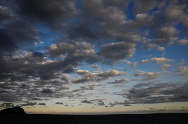 Färgade moln över havet — Stockfoto