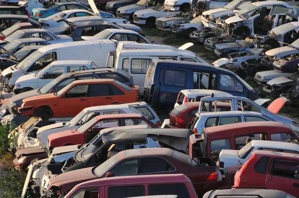 Viejos coches basura en el depósito de chatarra —  Fotos de Stock