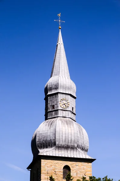 Torre típica de la iglesia del campanario gótico — Foto de Stock