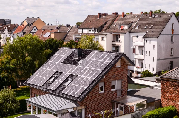 Zelená obnovitelná energie s fotovoltaickými panely — Stock fotografie