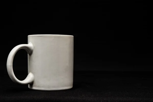 Чашка кофе изолированы на черный ... — стоковое фото