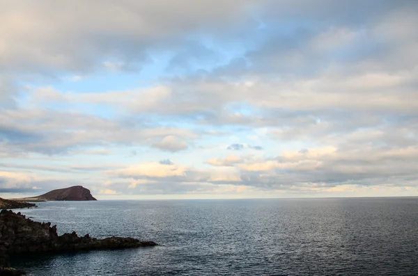 Färgade moln vid solnedgången — Stockfoto