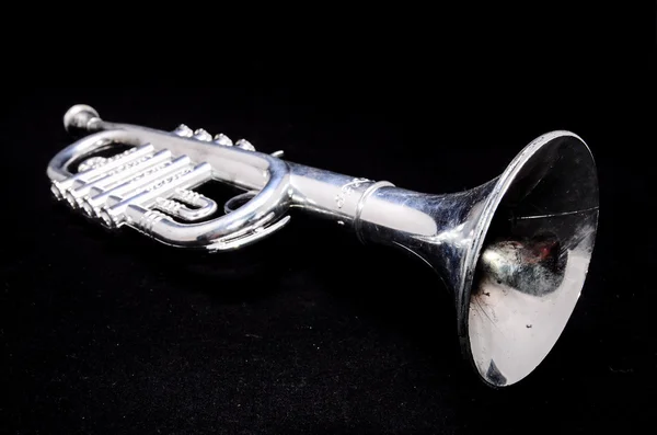 Серебряная винтажная игрушечная труба — стоковое фото