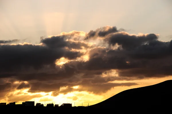 Nuvens coloridas ao pôr do sol — Fotografia de Stock