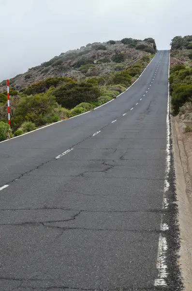 El teide Milli Parkı içinde bulutlu gün yolda — Stok fotoğraf