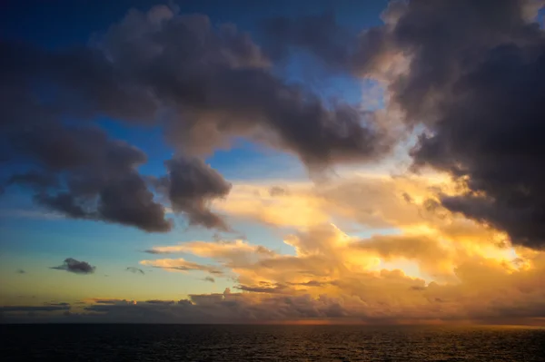 Colred bulutlarcolred wolken — Stok fotoğraf