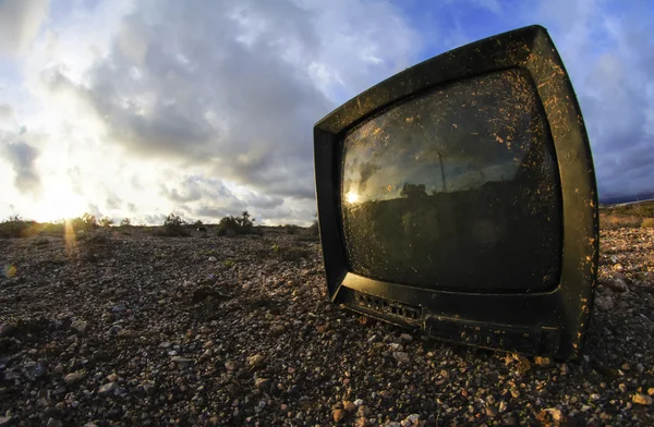 Televisión rota abandonada — Foto de Stock