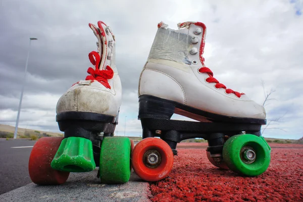 Bota de skate branco vintage velho — Fotografia de Stock