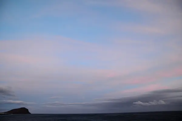 Nuages colorés au coucher du soleil — Photo