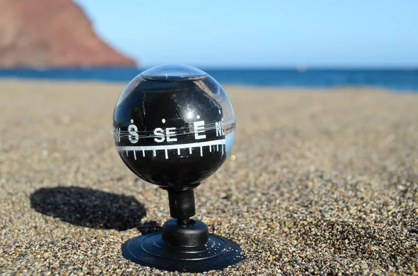 Kompas turystyczny w piasku — Zdjęcie stockowe