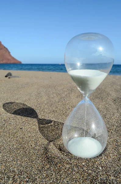 ビーチ上に砂時計 — ストック写真