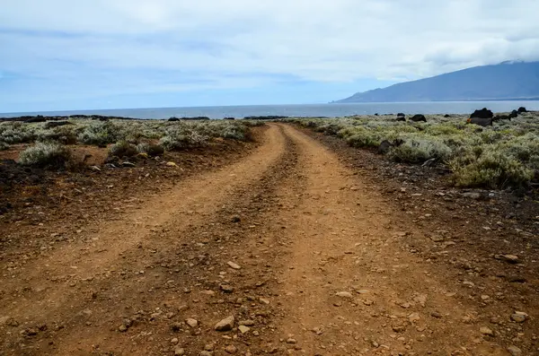 Estrada pedregosa no deserto vulcânico — Fotografia de Stock