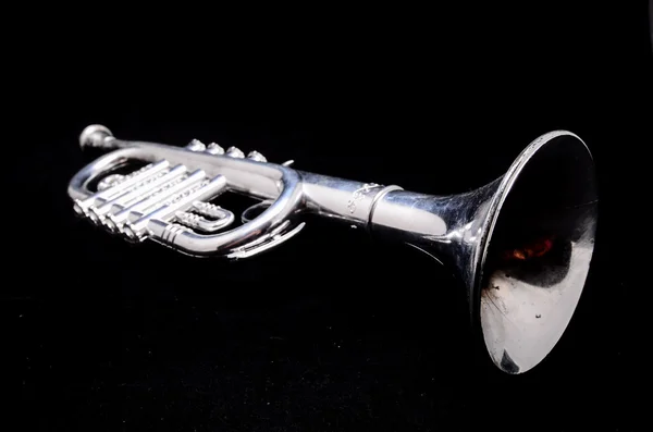 Silberne Vintage Spielzeugtrompete — Stockfoto