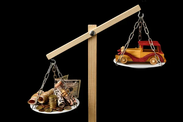 Dinheiro e brinquedo carro de madeira — Fotografia de Stock