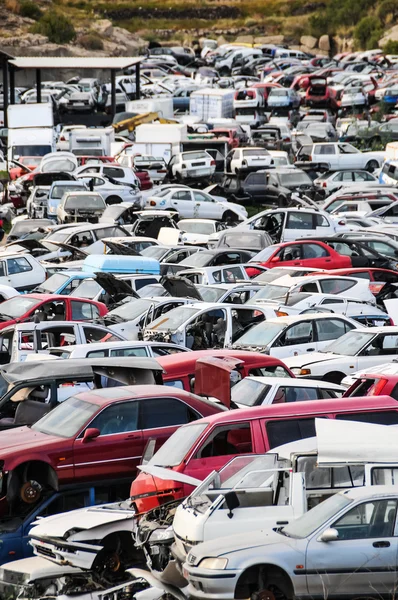 Alte Schrottautos auf Schrottplatz — Stockfoto