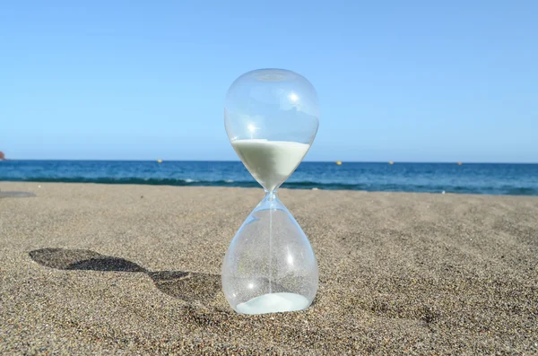Reloj de arena en una playa —  Fotos de Stock