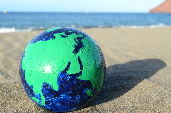 Globe jorden på stranden — Stockfoto