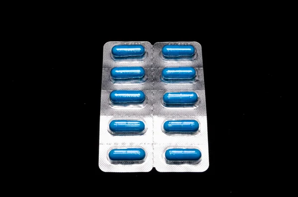 Cápsulas azules de la medicación en el paquete de la ampolla —  Fotos de Stock