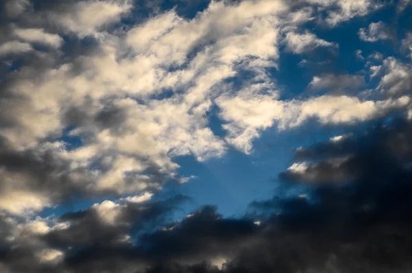 Nuvens coloridas ao pôr do sol — Fotografia de Stock