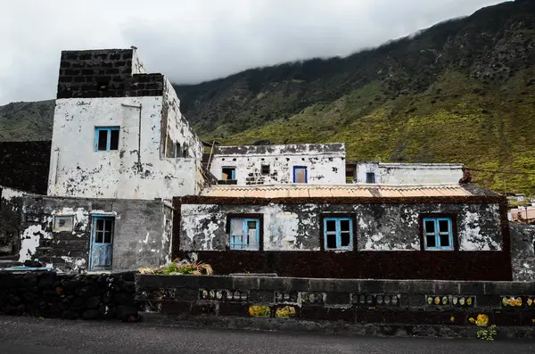 Terk edilmiş eski bir ev — Stok fotoğraf