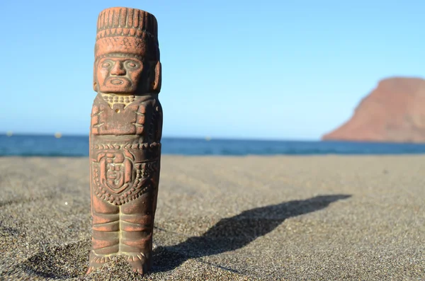 Estátua Maya Antiga na Praia da Areia — Fotografia de Stock