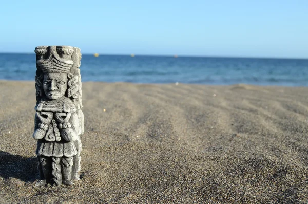 Antigua estatua maya en la playa de arena — Foto de Stock