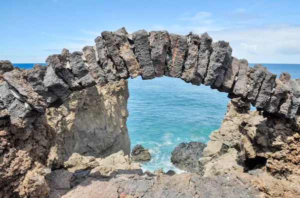 Stone arch fönster — Stockfoto