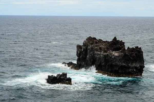 Pequeña isla de roca — Foto de Stock