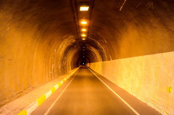 Yeraltı karanlık tünel — Stok fotoğraf