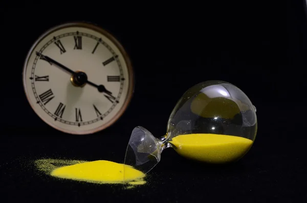 Broken Glass Hourglass — Stock Photo, Image