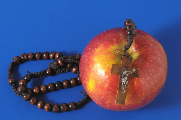 Bibel Evas Sünde roter Apfel — Stockfoto