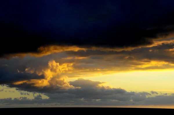 Farbige Wolken bei Sonnenuntergang — Stockfoto