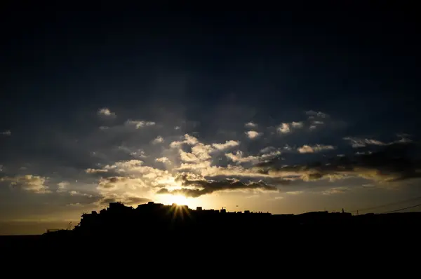 Colorido atardecer sobre una ciudad — Foto de Stock