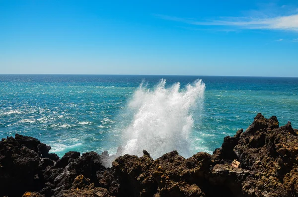 Ondas fortes no oceano azul — Fotografia de Stock