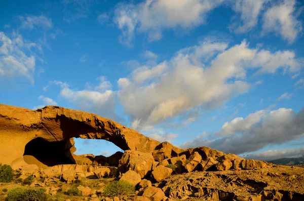 Природная арка в пустыне — стоковое фото