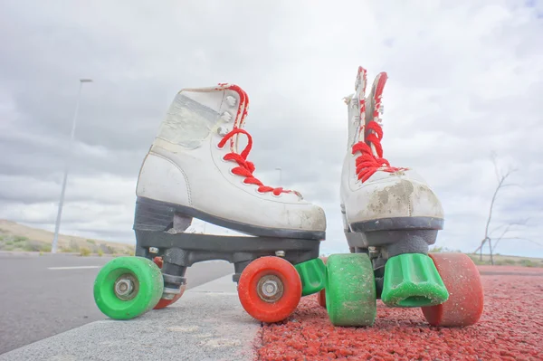 Bota de skate branco vintage velho — Fotografia de Stock