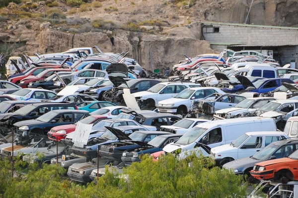 Alte Schrottautos auf Schrottplatz — Stockfoto