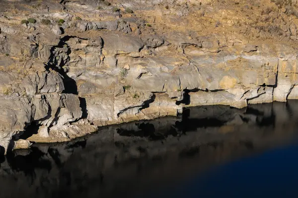 Řeka s tmavě černá voda — Stock fotografie