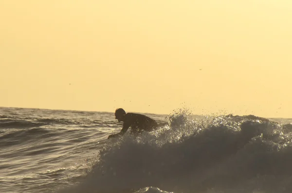 Sylwetka surfer — Zdjęcie stockowe