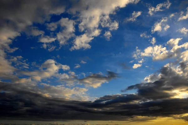 Nuages colorés au coucher du soleil — Photo