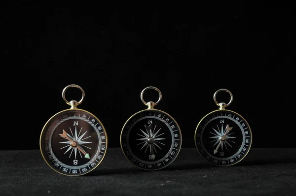 Kompas wskazuje zróżnicowanych kierunkach — Zdjęcie stockowe