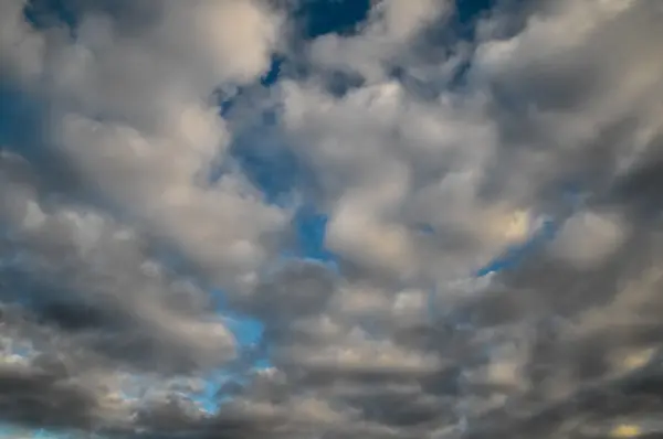 Nuvens coloridas ao pôr do sol — Fotografia de Stock