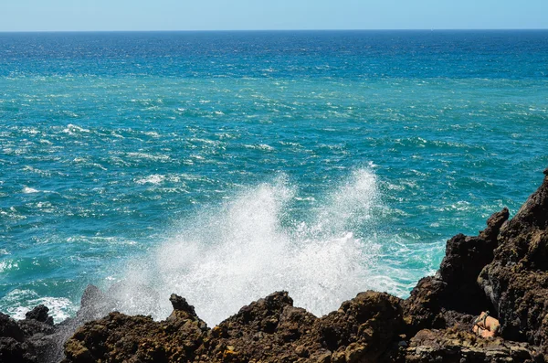Mavi okyanus üzerinde güçlü dalgalar — Stok fotoğraf