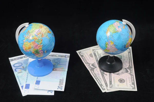 Глобус и деньги — стоковое фото