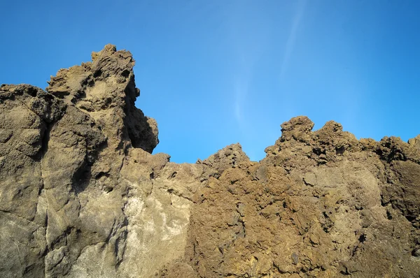 Сухие затвердевшие породы лавы — стоковое фото