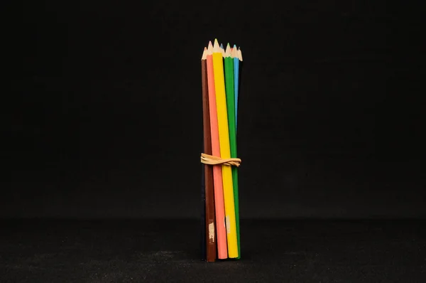 Kleurpotloden in een rij — Stockfoto