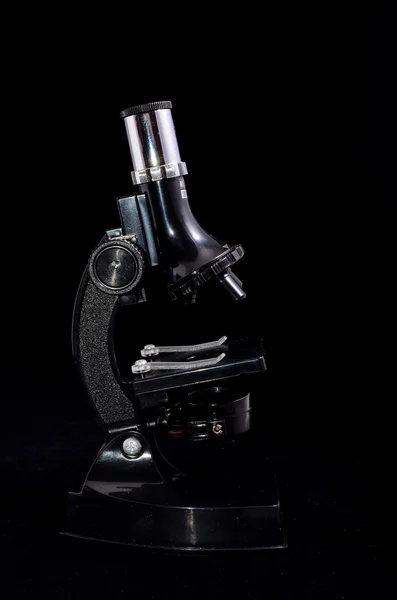Microscopio negro — Foto de Stock